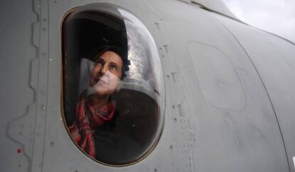 La ministra de Defensa y Exteriores en funciones, Margarita Robles, a bordo de un avión C-295, durante su visita a las tropas españolas en la base de Sigonella (Sicilia). 