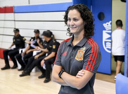 La entrenadora Claudia Pons Xandri de la selección española femenina de fútbol sala antes del partido contra Rumanía.