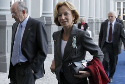 El gobernador del Banco de España, Miguel Ángel Fernández Ordóñez, marcha junto a Elena Salgado, ayer en Bruselas.