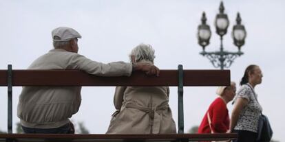 Una pareja de jubilados en París.