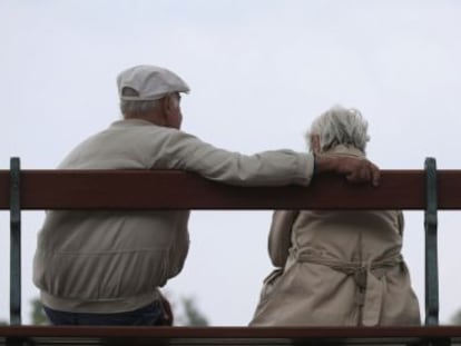 Una pareja de jubilados en Par&iacute;s.