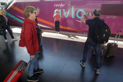 Un tren Avlo en la estación de Alicante.