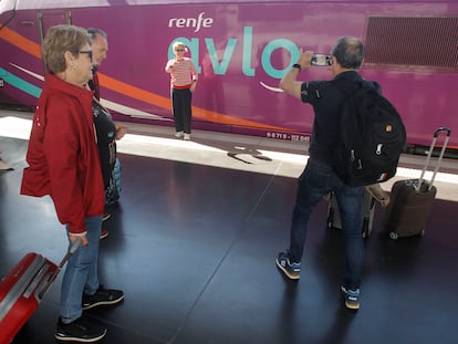 Un tren Avlo en la estación de Alicante.