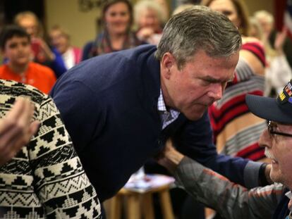 Jeb Bush saluda a un veterano de la Segunda Guerra Mundial, el martes en Leesville