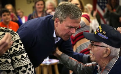 Jeb Bush saluda a un veterano de la Segunda Guerra Mundial, el martes en Leesville