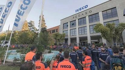 Iveco workers mourning the death of their colleague.