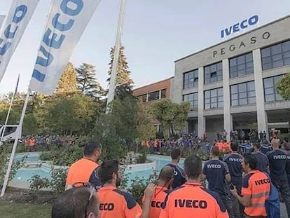 Trabalhadores da Iveco nesta quarta-feira em uma concentração depois do suicídio da colega.