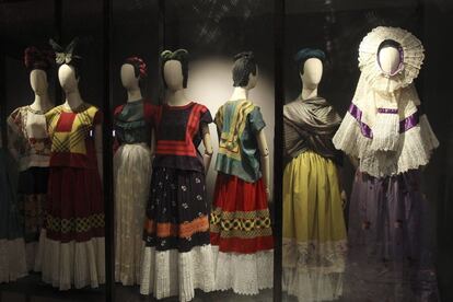 La exposición 'Las apariencias engañan: los vestidos de Frida Kahlo' se ha inaugurado hoy 22 de noviembre, con faldas, blusas, pantalones, joyas, zapatos y otros objetos personales.