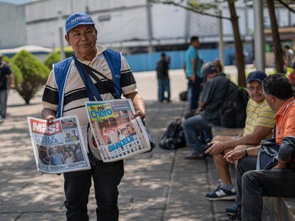 Un vendedor de periódicos muestra la portada de los diarios con el triunfo de Nayib Bukele, en el centro de San Salvador.