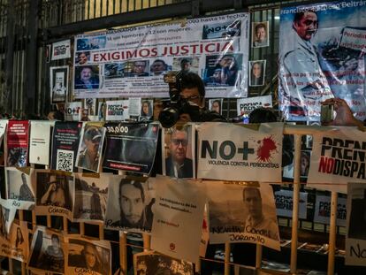 En las escaleras de la Secretaría de Gobernación, reporteros instalaron un pequeño altar con imágenes de periodistas asesinados en México