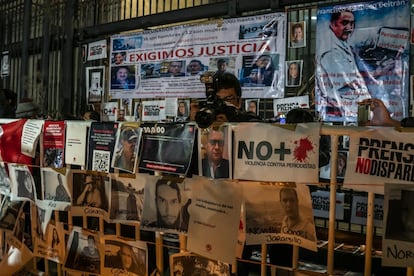 En las escaleras de la Secretaría de Gobernación, reporteros instalaron un pequeño altar con imágenes de periodistas asesinados en México