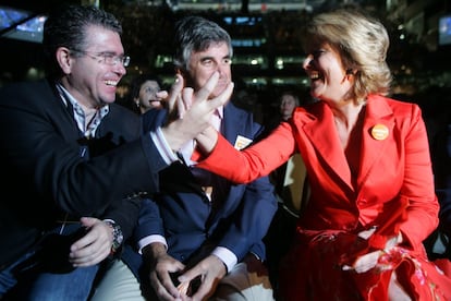 Esperanza Aguirre saluda al entonces número dos del PP madrileño, Francisco Granados.