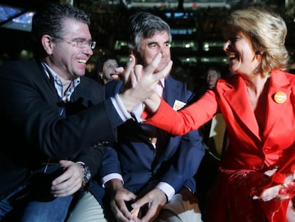 Esperanza Aguirre saluda al entonces número dos del PP madrileño, Francisco Granados, en una imagen de archivo.