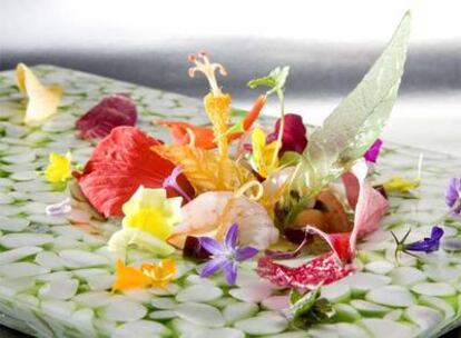 Plato de Quique Dacosta creado con quisquilla y flores, bautizado como <i>Primavera</i>.