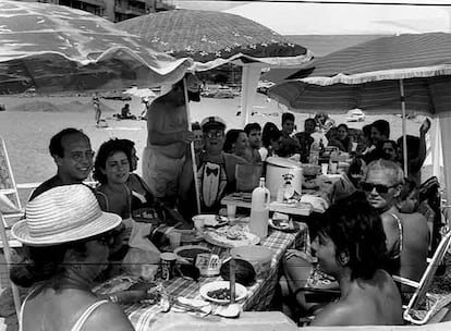 Una familia come en la playa de Fuengirola (Málaga).