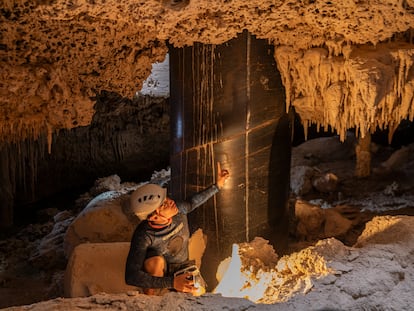 Ambientalistas y espeleólogos observan un pilote que atravesó el sistema de cuevas Aktun T’uyul por la construcción del Tren Maya en Playa del Carmen, Quintana Roo.