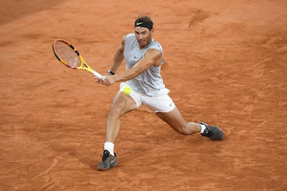 Nadal devuelve de revés en la Chatrier. / @ROLANDGARROS