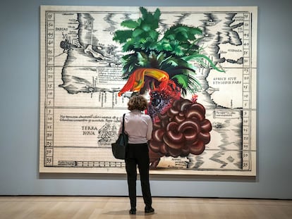 Una mujer observa la obra titulada 'Terra Nova', de la artista dominicana Firela Báez, de la exposición 'Chosen Memories', en el MoMA de Nueva York.