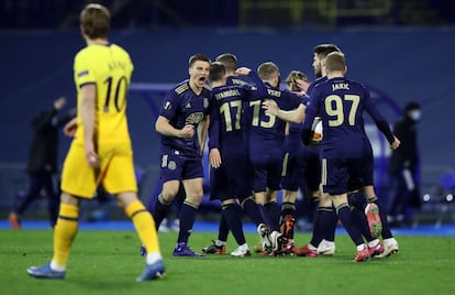 Harry Kane observa como los jugadores del Dinamo celebran un gol durante el partido de vuelta de octavos de la Europa League este jueves.