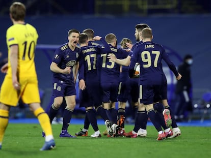 Harry Kane observa como los jugadores del Dinamo celebran un gol durante el partido de vuelta de octavos de la Europa League este jueves.