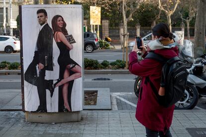 Una mujer fotografía un mural de Gerard Piqué y Shakira realizado por el artista callejero italiano Salvatore Benintende 'TvBoy', en Barcelona este viernes.