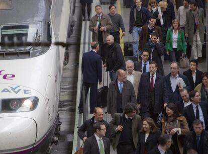 El presidente del Gobierno, Mariano Rajoy, llega a la estación de Santa Justa, Sevilla, donde se celebra el XVII Congreso de su partido.