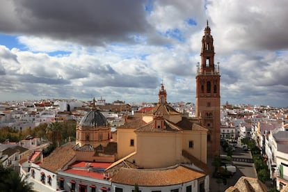 Vista de la ciudad con la iglesia de San Pedro