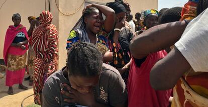 Familiares de seis trabajadores humanitarios asesinados en marzo de 2017 aguardan entre lamentos los cadáveres para enterraros, a las afueras de Juba.