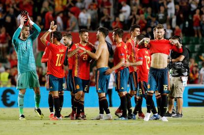 Los jugadores de la selección española saludan tras finalizar el encuentro contra Croacia.