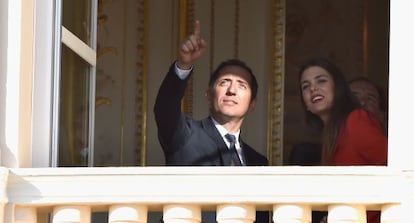 Gad Elmaleh y Carlota Casiraghi, en el balcón de palacio.