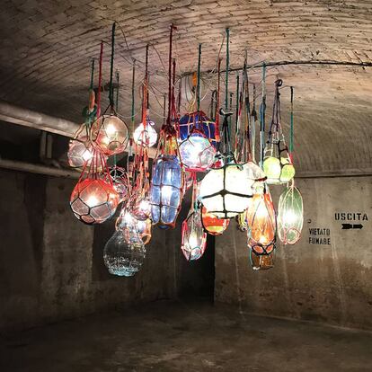 Chandelier 'Analog web', compuesta de 25 esferas de colores de vidrio unidas por una misma red de tejido formando un organismo de luz.