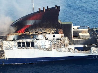 Los técnicos que han realizado un primer examen del ferry "Sorrento", incendiado el martes a 18 millas de Mallorca, no ven "actualmente" probabilidad de que el barco se hunda, ni que se produzcan vertidos en el mar, mientras que la compañía propietaria debe preparar el plan para remolcarlo hasta un puerto. En la iamgen ,el ferry "Sorrento", tras el incendio del pasado 28 de abril.