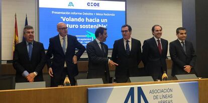 Los presidentes de ALA, Javier Gándara, y de CEOE, Antonio Garamendi, entre primeros ejecutivos del sector aéreo esta mañana en Madrid.