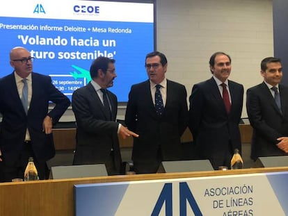 Los presidentes de ALA, Javier Gándara, y de CEOE, Antonio Garamendi, entre primeros ejecutivos del sector aéreo esta mañana en Madrid.