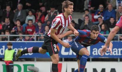 Fernando Llorente disputa un balón a Arregi, durante el partido de ida jugado de Ipurua.