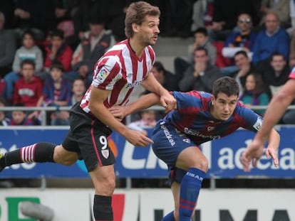 Fernando Llorente disputa un balón a Arregi, durante el partido de ida jugado de Ipurua.