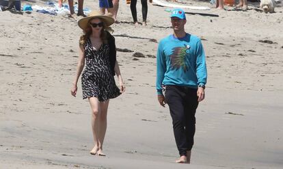 Chris Martin y la actriz Annabelle Wallis, en mayo de 2016 en la playa de Maliú.