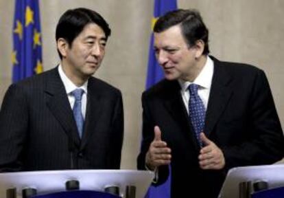El presidente de la Comisión Europea Jose Manuel Durao Barroso (d) conversa con el primer ministro japonés Shinzo Abe durante una conferencia de prensa posterior al almuerzo en la sede de la comisión ubicada en Bruselas. EFE/Archivo