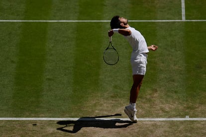 Carlos Alcaraz realiza un servicio ante Taylor Fritz.