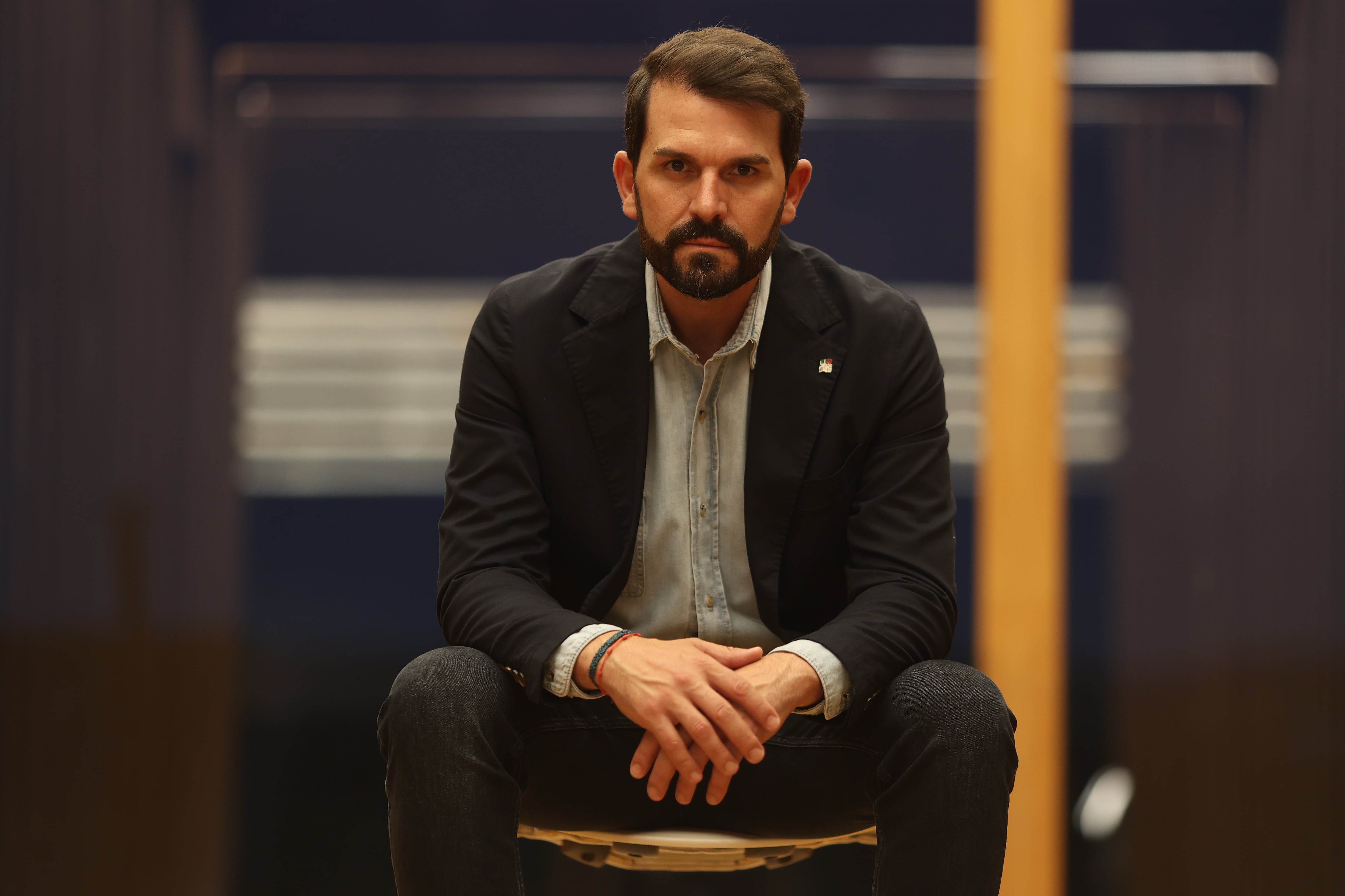 Álvaro Sánchez Cotrina, lider del PSOE en Extremadura, posa después de la entrevista.