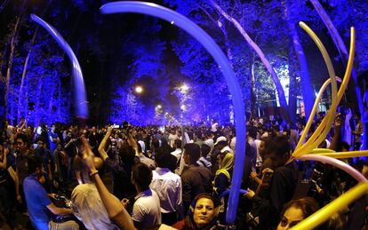 Las calles de Teherán se han llenado de ciudadanos partidarios, quienes auguran una región más segura, algo que sus vecinos árabes cuestionan temerosos de un Irán poderoso y seguro de sí mismo.