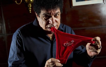 O cantor Wando posa com calcinha no bar Brahma, em São Paulo, em 2010.