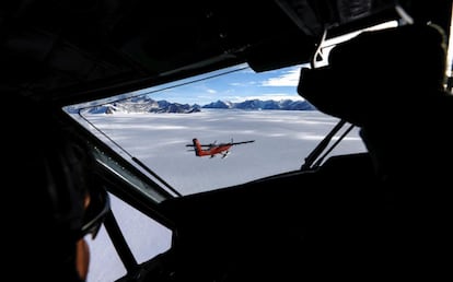 Un piloto observa un avin Twin Otter durante un vuelo con cientficos cerca del Glaciar Unin en las monta?as Ellsworth, en la Antrtida, el 23 de noviembre de 2018. 