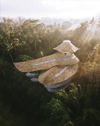 'Sharma Springs' es una casa de árbol hecha enteramente de bambú. |