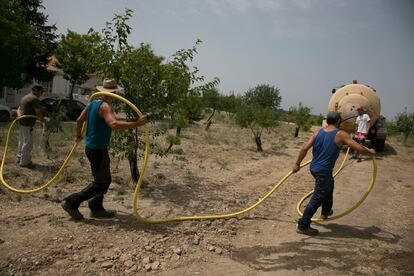 José Antonio Esteban, Luis Velasco, David de la Calle, Álvaro Cuesta, Fran Valderrama y Juan Esteso forman un grupo para regar los 10.000 árboles plantados con una cuba de agua de 14.000 litros.