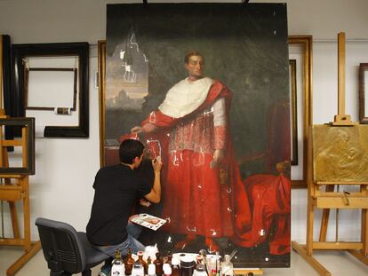 Un miembro del equipo de conservación del Museo de Bellas Artes de Bilbao restaura la obra <b><i>Retrato del cardenal Francisco Javier Gardoqui </i>(1816),</b> <b>de José de Madrazo.</b>
