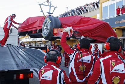 El monoplaza de Felipe Massa, recibido por los mecánicos de Ferrari.