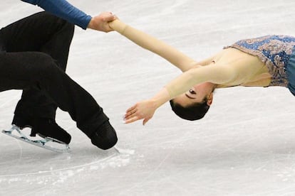 Los japoneses Miu Suzaki y Ryuichi Kihara, durante su participación en el Trofeo NHK de patinaje artístico de Hiroshima (Japón), el 10 de noviembre de 2018.