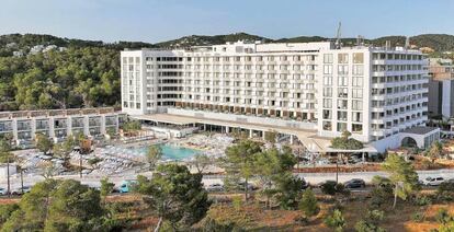 Vista del hotel y de la piscina principal de TRS Ibiza.