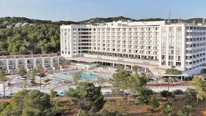 Vista del hotel y de la piscina principal de TRS Ibiza.